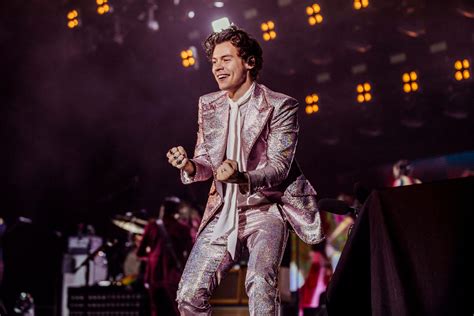 Harry Styles' Bangkok Concert: A Night of Euphoric Melodies and Dazzling Performances!